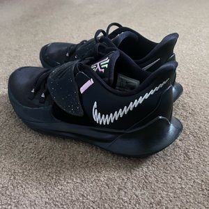 Nike Kyrie Low 3 Men’s size 7.5